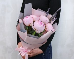 Букет з 5 рожевих півоній у стильній упаковці