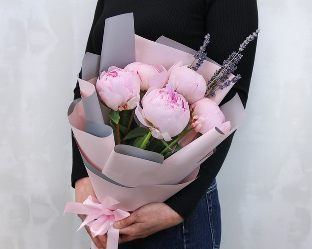 Букет з 5 рожевих півоній у стильній упаковці