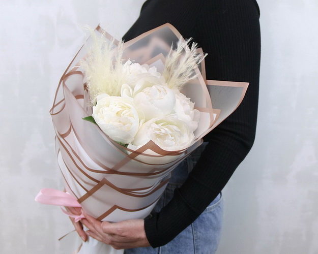 Букет з 5 білих півоній у дизайнерській упаковці