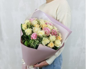 Букет із 25 троянд кремовий мікс в упакуванні