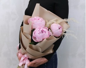 Букет з 3 рожевих півоній у стильній упаковці