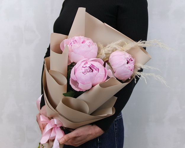 Букет з 3 рожевих півоній у стильній упаковці