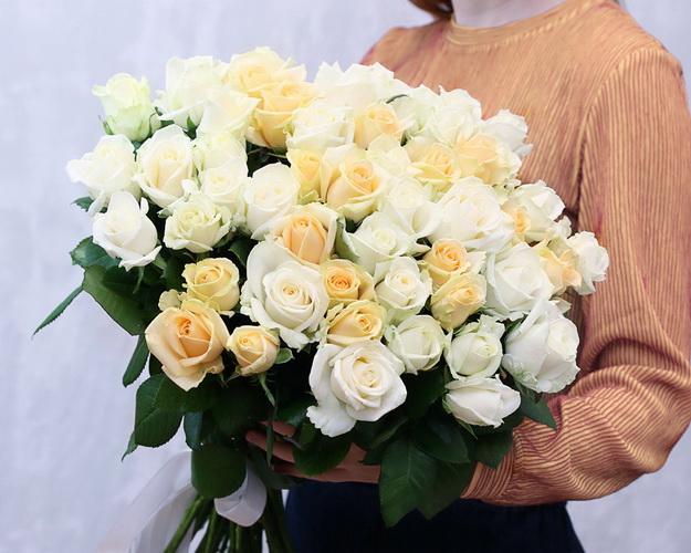 Букет із 51 троянди кремовий мікс під стрічку