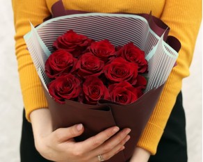 Букет 9 червоних троянд в упаковці