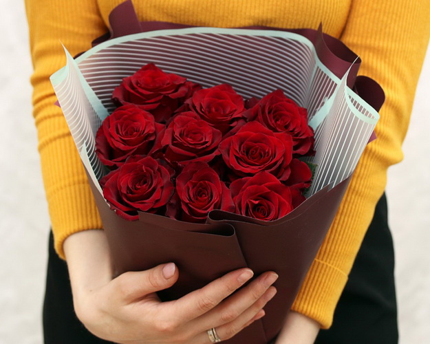 Букет 9 червоних троянд в упаковці