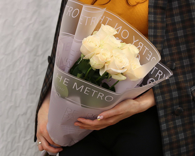 Букет з 7 білих троянд в упакуванні