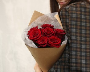 Букет із 7 червоних троянд в упакуванні