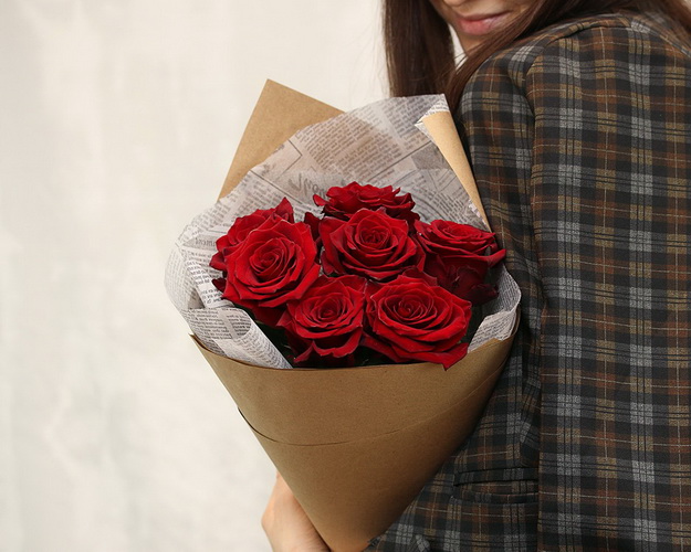 Букет із 7 червоних троянд в упакуванні