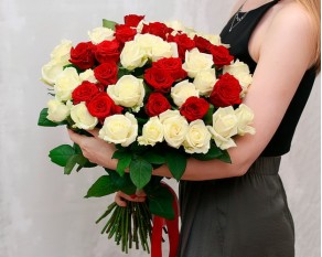 Букет із 51 троянди мік під атласну стрічку