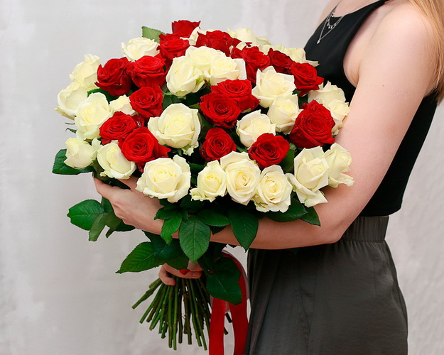 Букет із 51 троянди мік під атласну стрічку