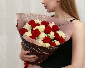 Букет із 25 троянд червоних і білих в упакуванні