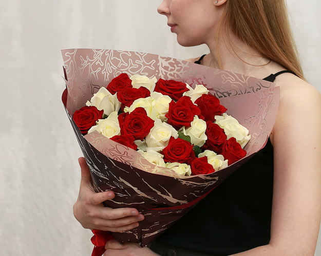 Букет із 25 троянд червоних і білих в упакуванні