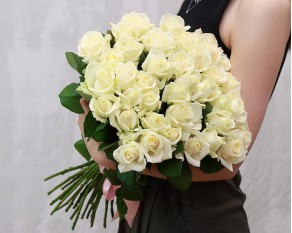 Букет із 31 білоі троянди під стрічку