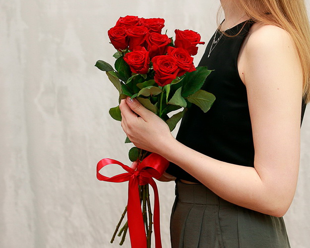Букет із 9 червоних троянд під атласну стрічку.