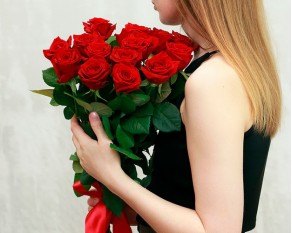 Букет із 15 троянд під стрічку