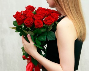 Букет із 15 троянд під стрічку