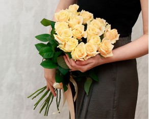 Букет із 15 троянд кремових під стрічку