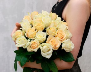 Букет із 25 троянд кремових і білих під стрічку