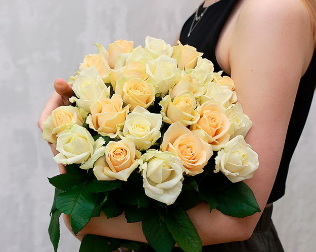 Букет із 25 троянд кремових і білих під стрічку