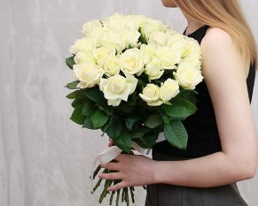 Букет із 41 білої троянди під стрічку