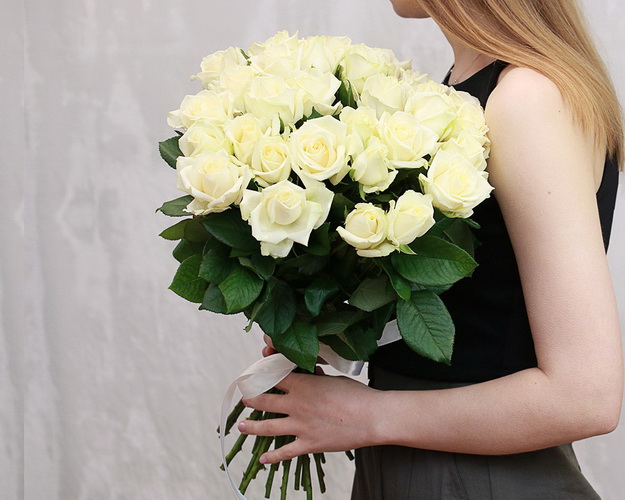 Букет із 41 білої троянди під стрічку