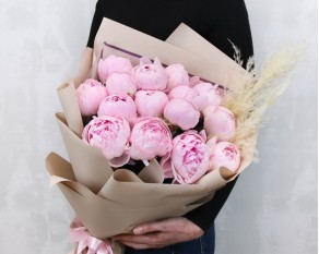 Букет з 15 рожевих півоній у стильній упаковці