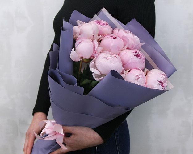 Букет з 9 рожевих півоній у стильній упаковці