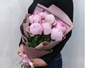 Букет з 7 рожевих півоній в упаковці