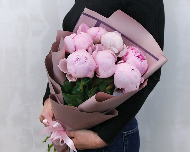 Букет з 7 рожевих півоній в упаковці