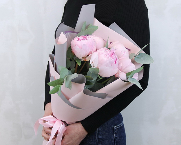 Букет з 5 рожевих півоній із зеленню в дизайнерській упаковці