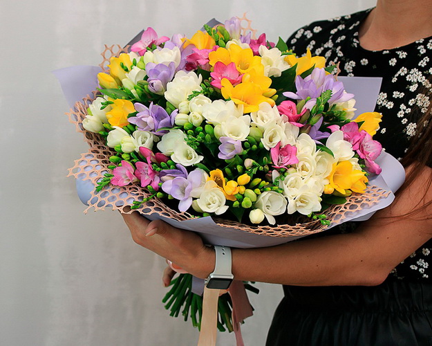 Букет із 49 фрезій мікс у стильній упаковці