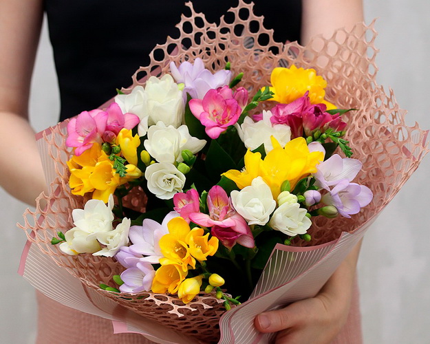 Букет із 15 фрезій мікс у стильній упаковці