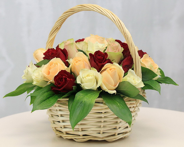 Кошик квітів Персиковий мікс