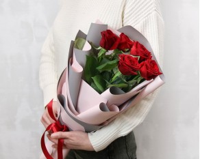 Букет із 5 червоних троянд в упакуванні