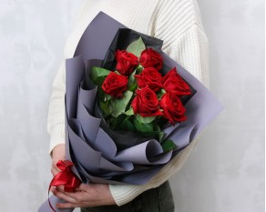 Букет із 7 червоних троянд в упакуванні