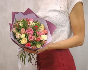 Букет з 25 троянд мік кольоровий із зеленню та упакуванням