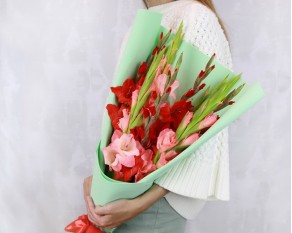 Букет з 9 гладіолусів у стильній упаковці