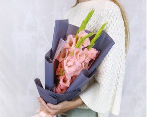 Букет із 3 гладіолусів у стильній упаковці.