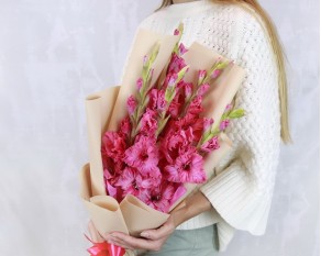 Букет із 5 гладіолусів у стильній упаковці.