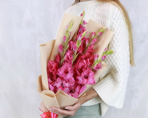 Букет із 5 гладіолусів у стильній упаковці.