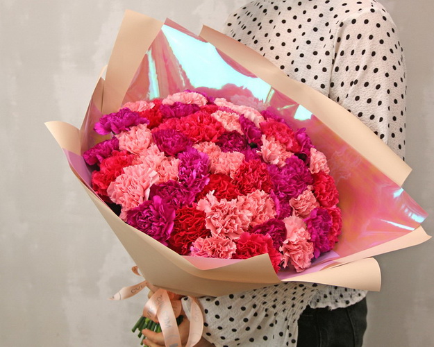 Букет з 51 діантуса (гвоздики) мікс у стильній упаковці