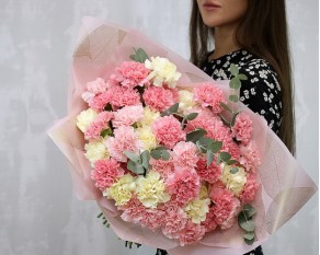 Букет з 51 діантуса мікс із зеленню в стильній упаковці