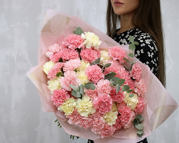 Букет з 51 діантуса мікс із зеленню в стильній упаковці