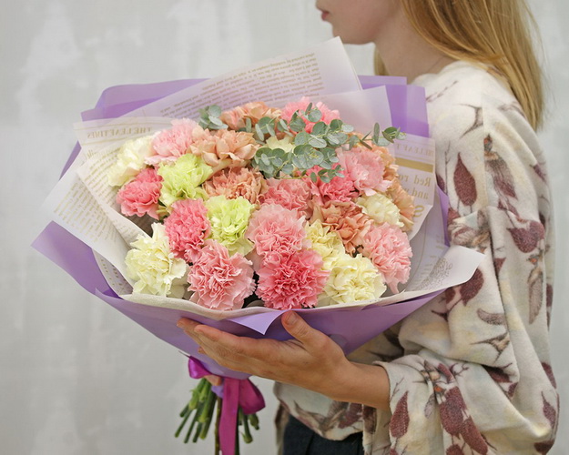 Букет з 25 діантусів мікс із зеленню в дизайнерській упаковці