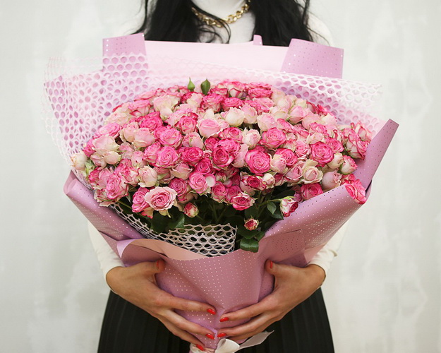 Букет 51 кущової троянди розовий мік в упакуванні