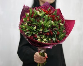 Букет із 25 альстромерій яскравий мікс у дизайнерській упаковці