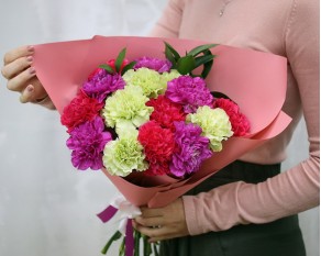 Букет із 13 діантусів яскравий мікс із зеленню