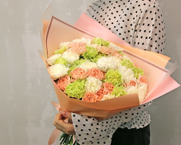 Букет з 51 діантуса (гвоздики) ніжний мікс у дизайнерській упаковці