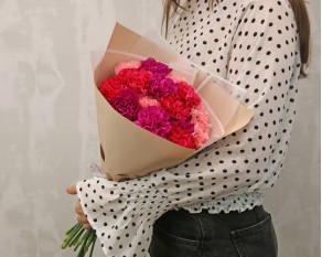 Букет з 15 діантусів яскравий мікс у стильній упаковці