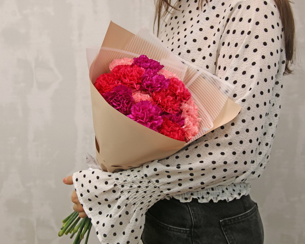 Букет з 15 діантусів яскравий мікс у стильній упаковці